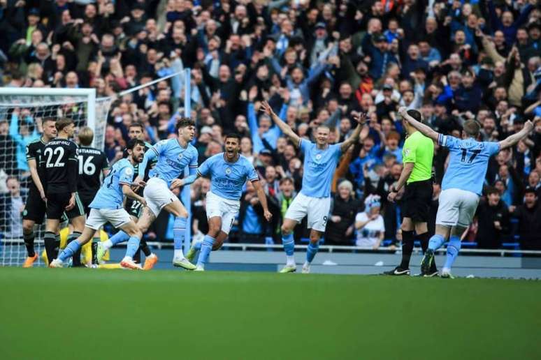 Manchester City vence o Arsenal e assume liderança da Premier