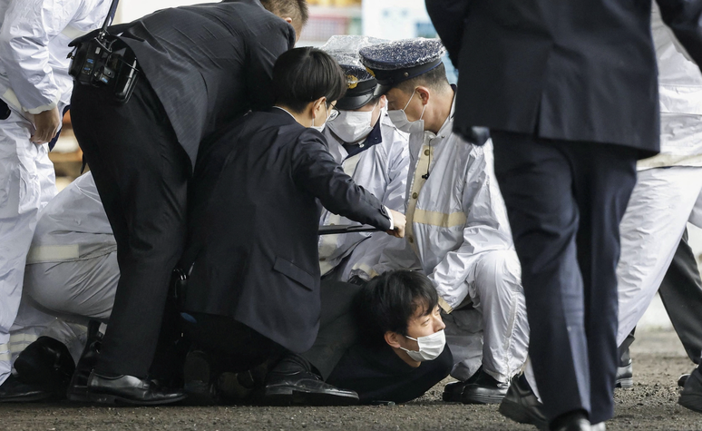 Um homem, que se acredita ser um suspeito de ter jogado um objeto semelhante a um cachimbo perto do primeiro-ministro japonês Fumio Kishida durante seu discurso ao ar livre foi detido por policiais em Wakayama