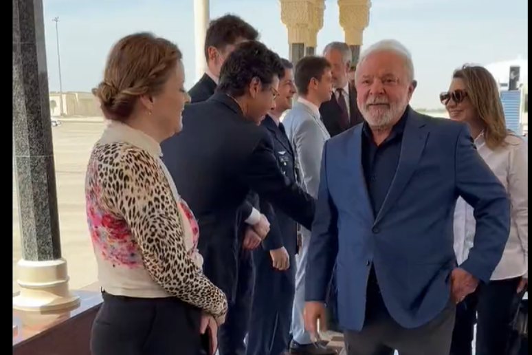 Lula desembarca em Abu Dhabi