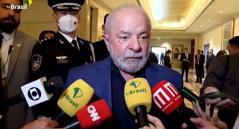 Lula só falou com alguns jornalistas por menos de 10 minutos pouco antes de deixar Pequim
