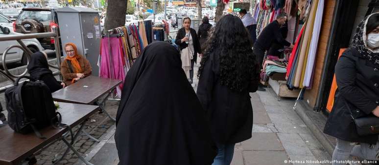 Regime fundamentalista voltou a perseguir mulheres sem véu