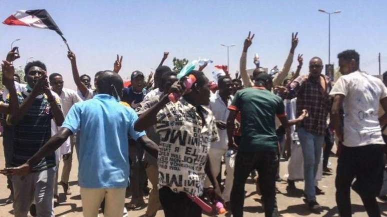 Protestos de rua pediram o fim do governo de quase três décadas do presidente Omar al-Bashir