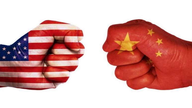 Ilustra&ccedil;&atilde;o de m&atilde;os opostas com s&iacute;mbolo das bandeiras dos Estados Unidos e da China