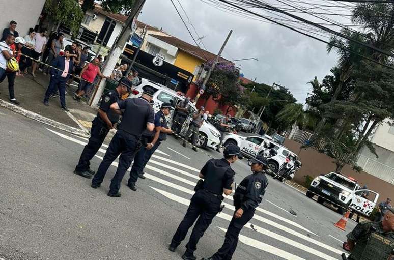 Criminosos fizeram dez pessoas refém dentro de um salão de beleza na capital paulista 