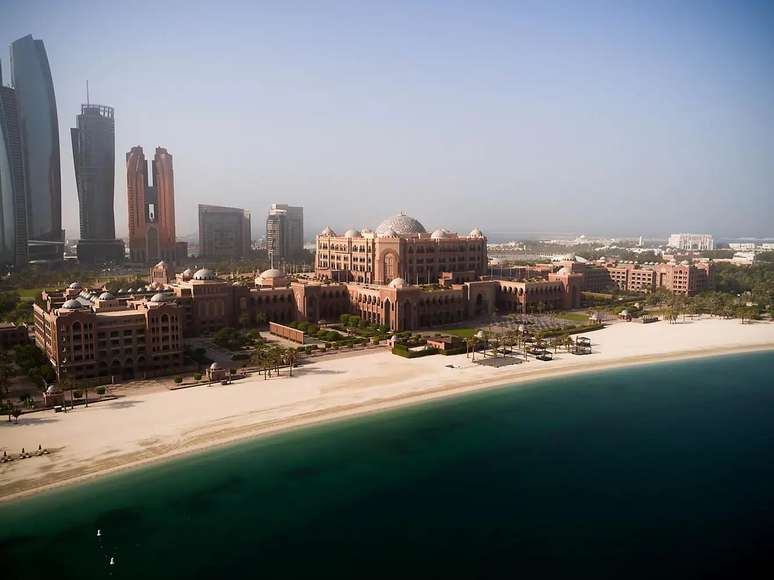 O hotel oferece aos hóspedes uma extensa praia particular com diversos serviços estéticos na areia