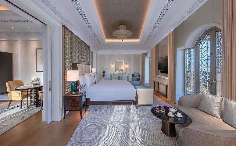 Uma suíte padrão do hotel 7 estrelas: luxo com detalhes da arquitetura árabe