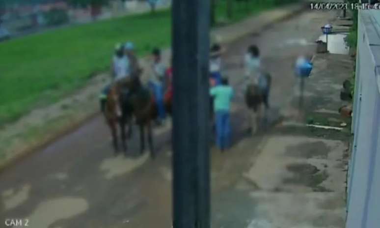 Jovens atraíram adolescente com convite para passear de cavalo