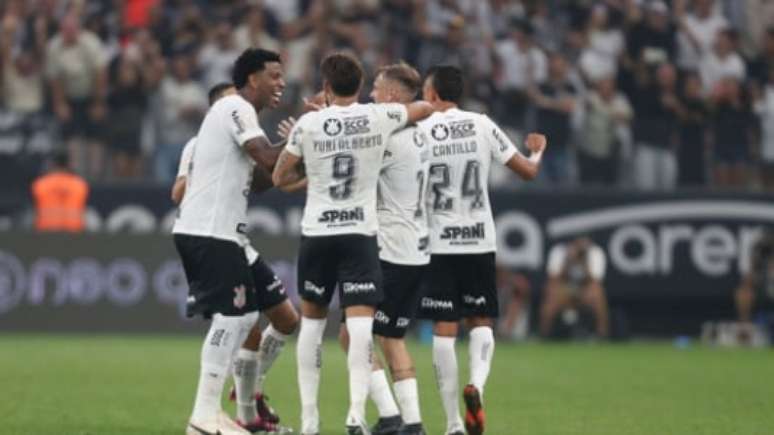 Corinthians volta a fazer gol em cobrança de escanteio após mais