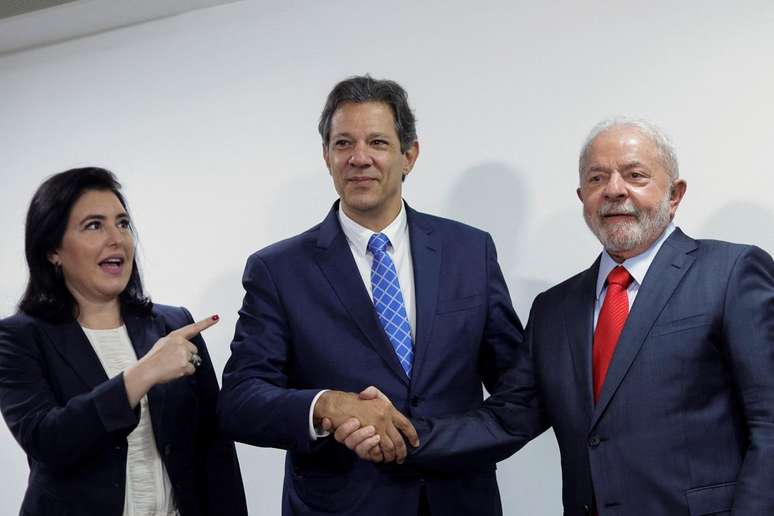 Os ministros Simone Tebet e Fernando Haddad e Lula; Tebet defendeu recentemente que a continuidade do teto de gastos ameaça funcionamento da máquina pública