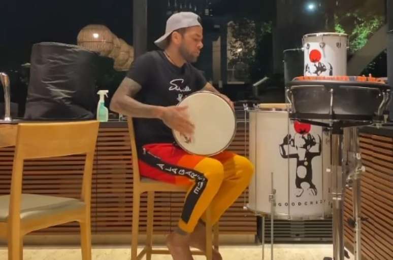 Daniel Alves nunca escondeu a paixão pela música (Foto: Reprodução/Instagram)