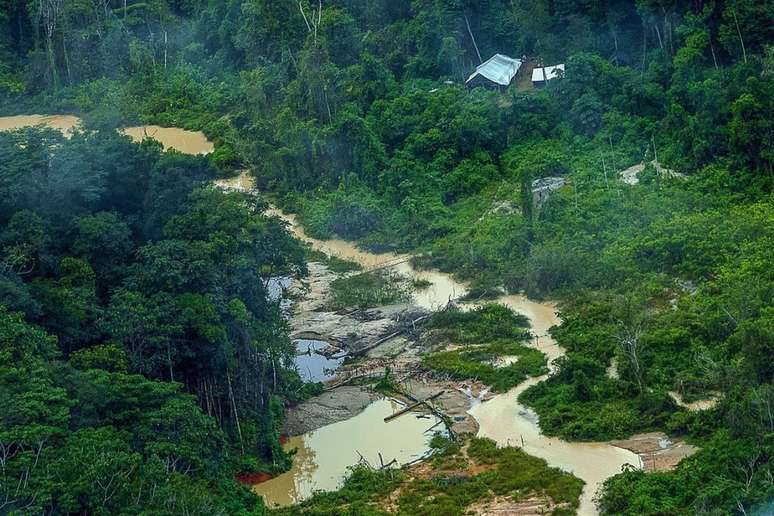 De acordo com o relatório, as máquinas encontradas começaram a ser vistas na Terra Yanomami a partir do segundo semestre do ano passado.