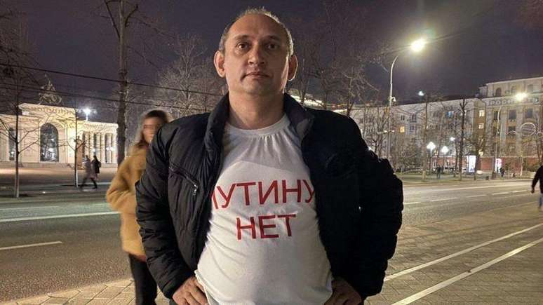 Vitaly Votanovsky foi preso no início da invasão russa à Ucrânia por usar uma camiseta que dizia 'Não à guerra'