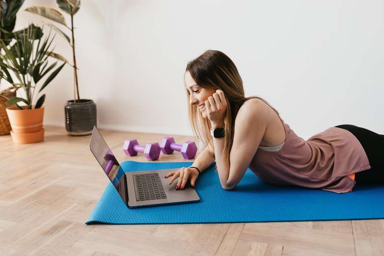 O treino da garota preguiçosa é a solução para os dias de preguiça