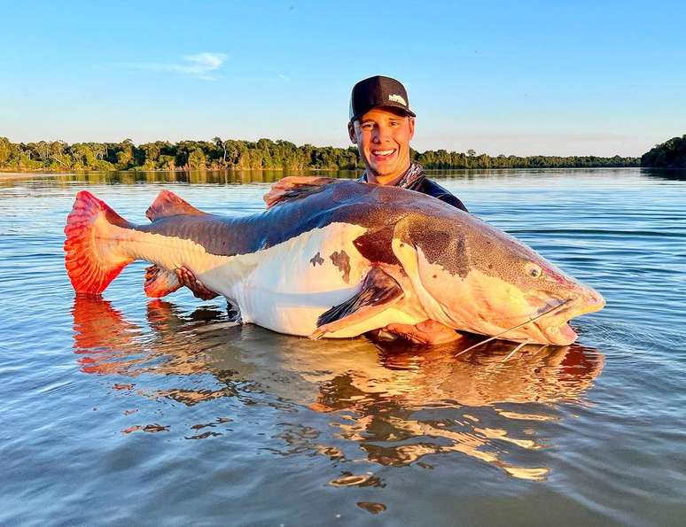 Brasileiro conquista recorde mundial após pescar pirarara de mais de 70kg