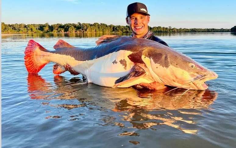 Antônio Pedro pesca pirarara de 1,4 metro de comprimento