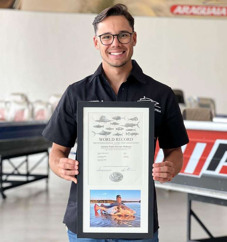 Brasileiro recebe placa de recorde mundial após pescar pirarara de mais de 70kg