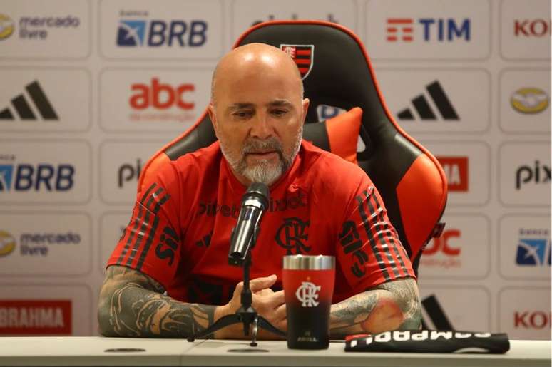 Sampaoli durante sua primeira coletiva como técnico do Flamengo