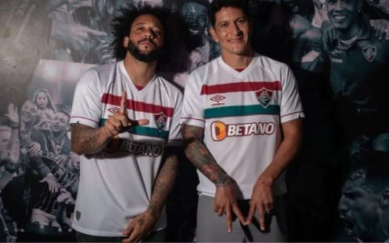 Marcelo posa fazendo o "L" ao lado de Germán Cano (Marcelo Gonçalves / Fluminense FC)