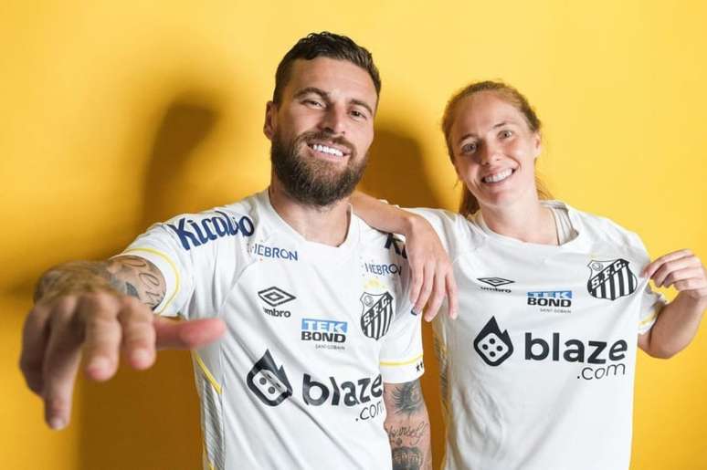 Estreia do novo patrocinador estampado na camisa aconteceu contra o Grêmio (Foto: Divulgação / Santos FC)