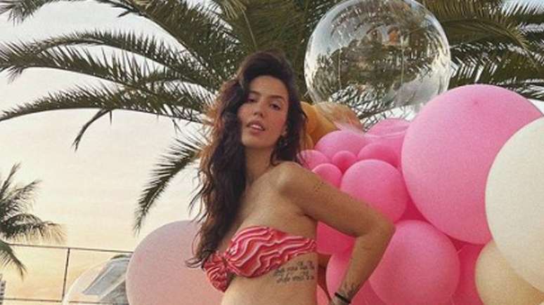 Gabi Brandt shows off her nine-month-old tummy in a lace nightgown
