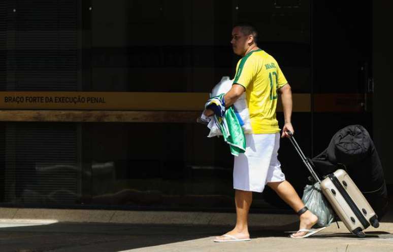 Bolsonaristas são soltos e têm de usar tornozeleira eletrônica por determinação de Alexandre de Moraes - 1/3/2023.