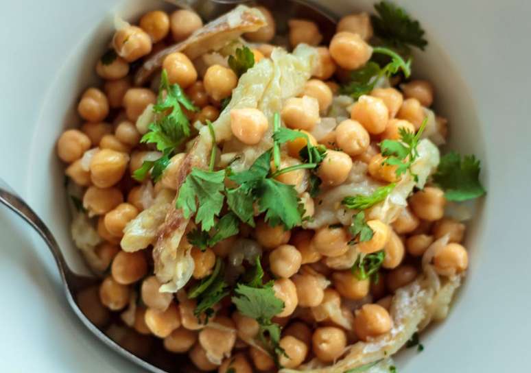 A salada de grão-de-bico com bacalhau é uma ótima opção para incrementar o cardápio de Páscoa