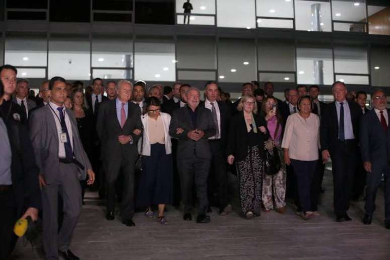 Lula, governadores e presidentes dos Poderes caminham do Palácio do Planalto em direção ao STF - 9/1/2023.