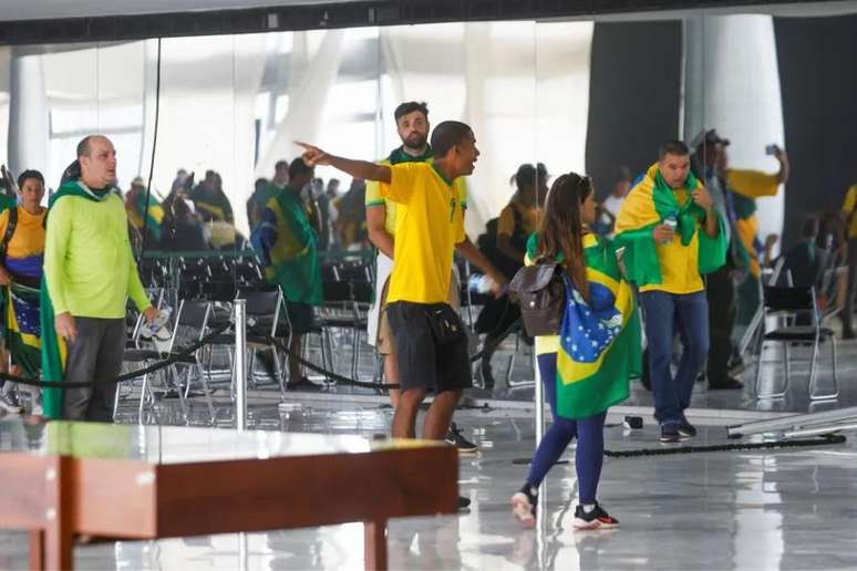 Marco T&uacute;lio Rios Carvalho, ao fundo da imagem