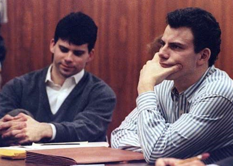 Os irmãos Erik e Lyle Menendez durante julgamento, em 1996, no qual foram condenados pelo assassinato dos pais