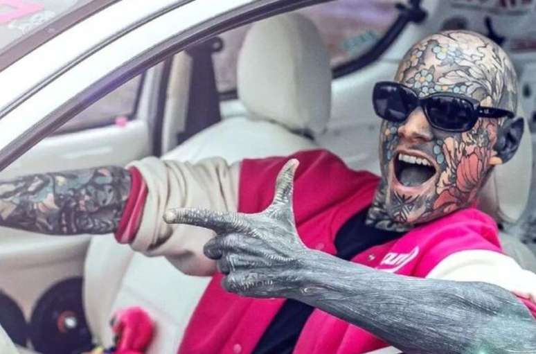 Professor é considerado o homem mais tatuado do mundo