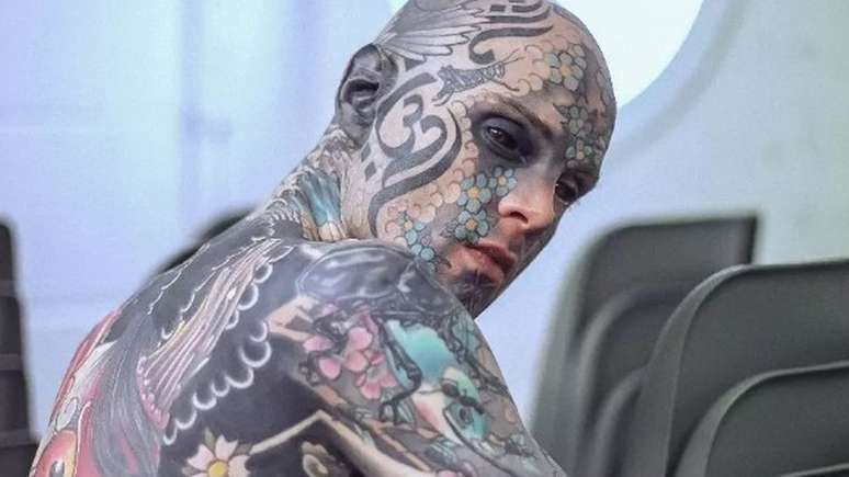 Homem tem tatuagens até no globo ocular e nas gengivas