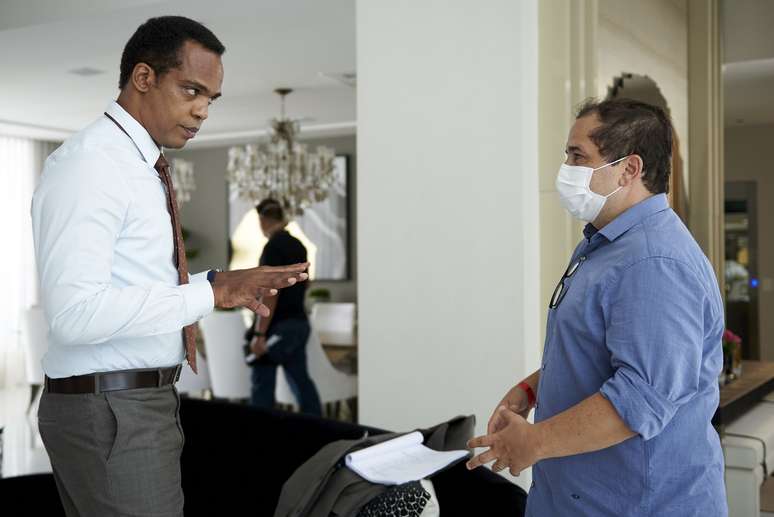 Rocco Pitanga, no papel de Dr. Renato, e o diretor Wagner de Assis durante as grava&ccedil;&otilde;es