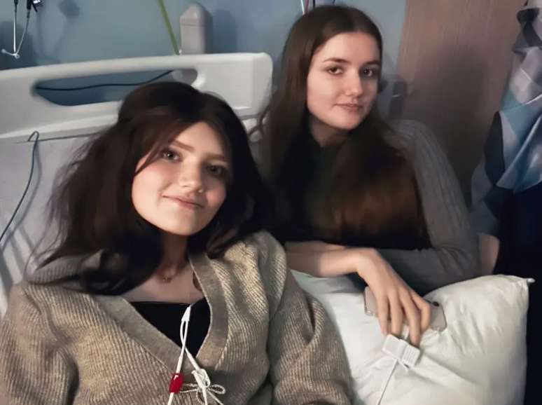 Sophie e Megan Walker no hospital