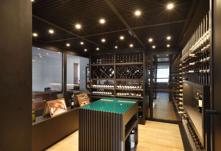 Boutique de vinhos tem décor intimista que remete a uma residência