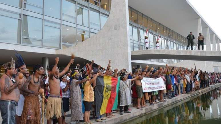 Protesto de indígenas no Palácio do Planalto, em Brasília