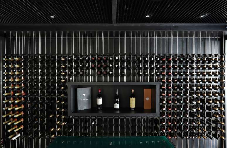 Boutique de vinhos tem décor intimista que remete a uma residência