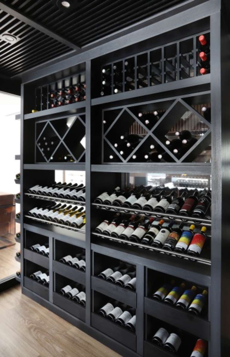 Boutique de vinhos tem décor intimista que remete a uma residência