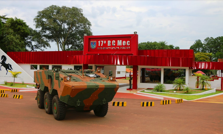 Imagem mostra fachada do 17º Regimento de Cavalaria Mecanizado em 2015 com as cores branco e vermelho