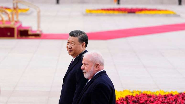 During a visit to China, Lula (in the photo, next to Xi Jinping) stated that the US and the European Union were encouraging war by sending weapons to Ukraine