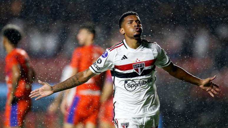 Marcos Paulo comemora gol marcado: salvador de Ceni (Foto: PAULO PINTO / AFP)