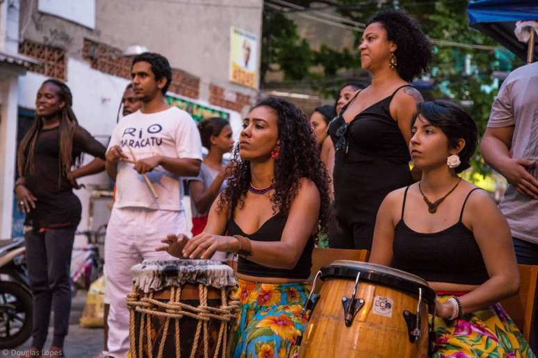 Moradoras da Maré saem às ruas para a comemoração do aniversário de dois anos da Casa das Mulheres