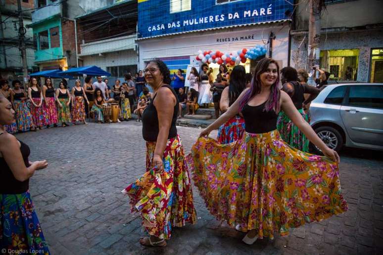 Moradoras da Maré saem às ruas para a comemoração do aniversário de dois anos da Casa das Mulheres