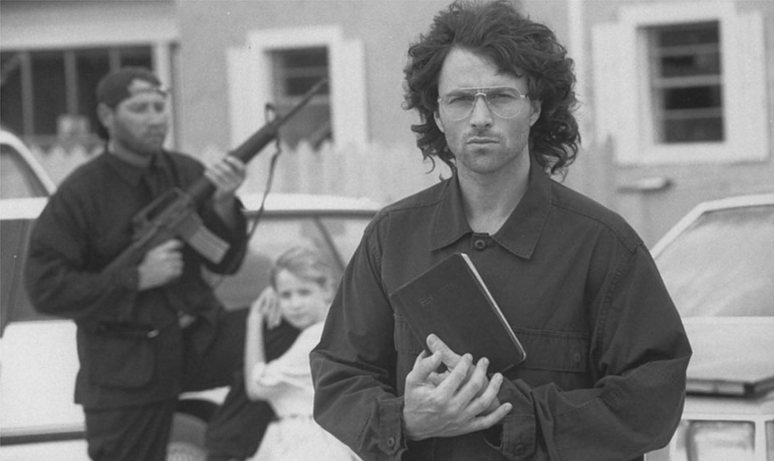 O ator Tim Daly interpretou David Koresh, o líder do Ramo Davidiano, no filme 'Cerco ao Fanático do Texas', um dos muitos filmes inspirados na tragédia