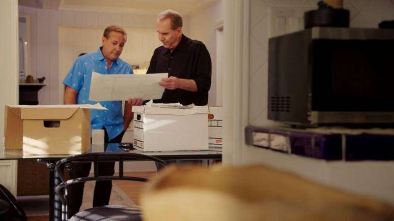 Roy Rossell&oacute; com o jornalista Robert Rand, um dos pesquisadores do document&aacute;rio