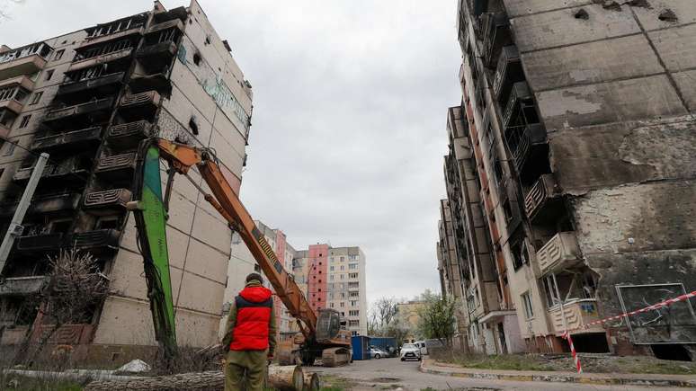 Prédios em Irpin, perto de Kiev, afetados por bombardeios russos