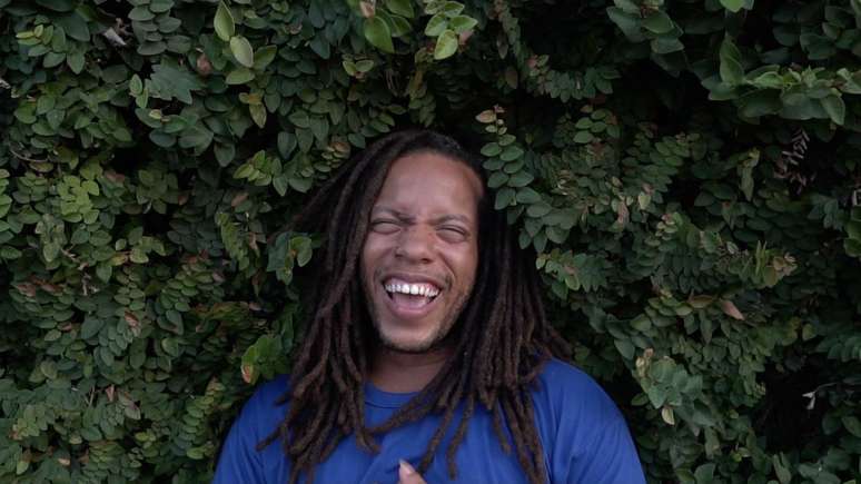 Heder, de Salvador, artista da dupla que criou projeto musical sobre a necessidade de sorrir