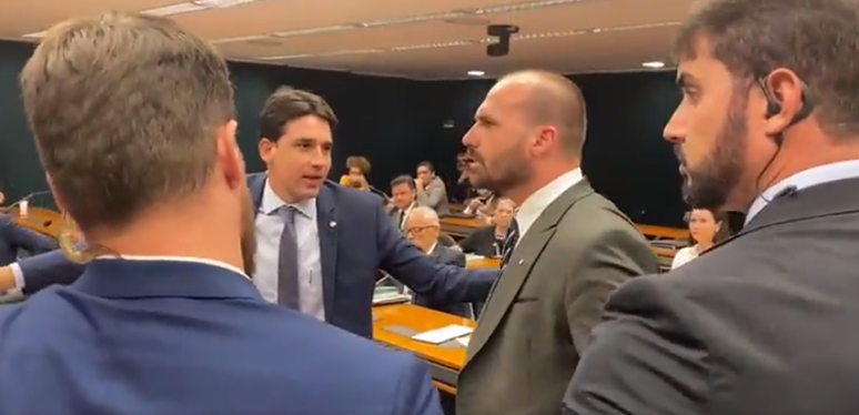 Eduardo Bolsonaro xinga e parte para cima de deputado que disse que facada do pai era fake