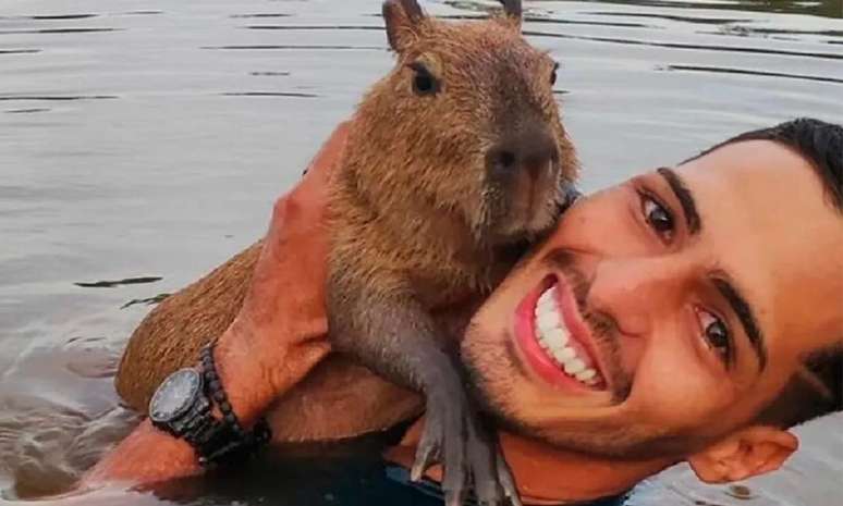 Influencer do Instagram e TikTok Agenor Tupinambá com capivara