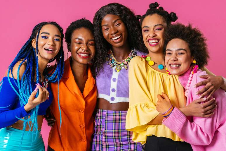 Mulheres com roupas coloridas, que podem influenciar no bem-estar