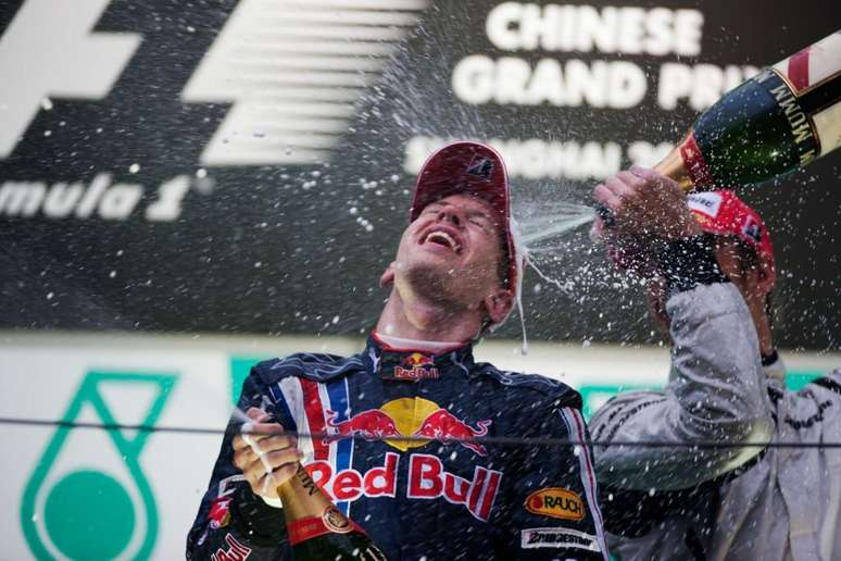 Sebastian Vettel comemora sua segunda vitória na F1 e a primeira da Red Bull